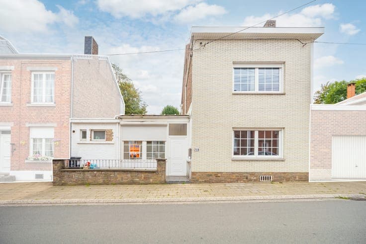 House with covered courtyard, 4-bed potential