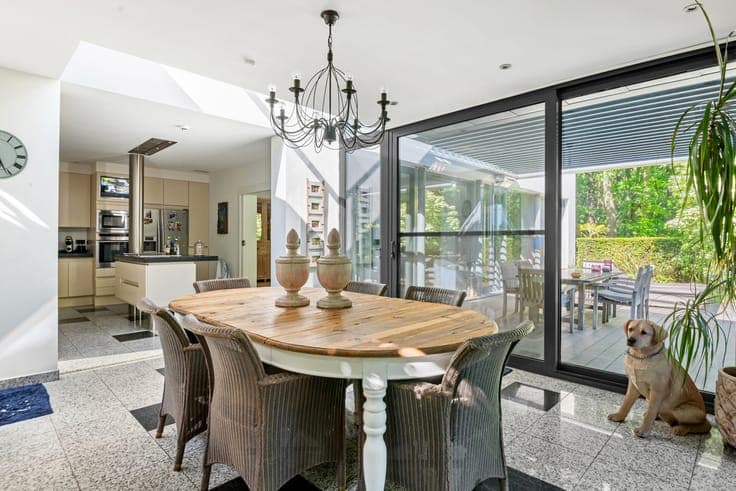 Modernist villa with 4 bedrooms on a beautiful green plot!