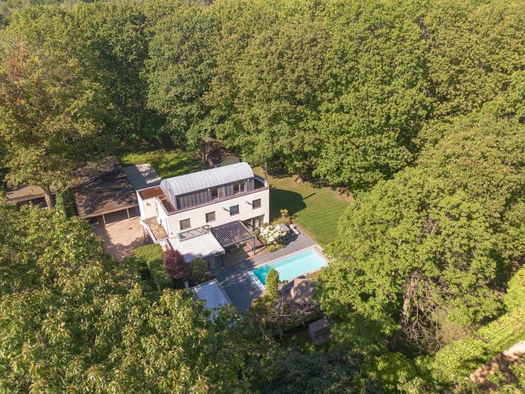 Modernist villa with 4 bedrooms on a beautiful green plot!