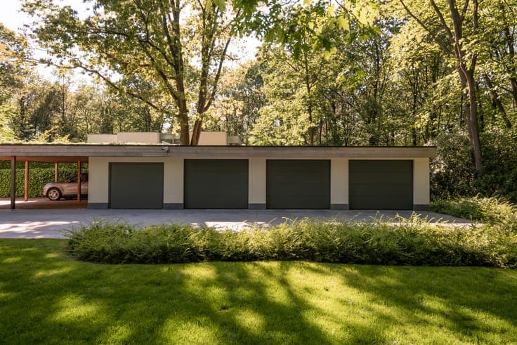 Modernist villa with 4 bedrooms on a beautiful green plot!