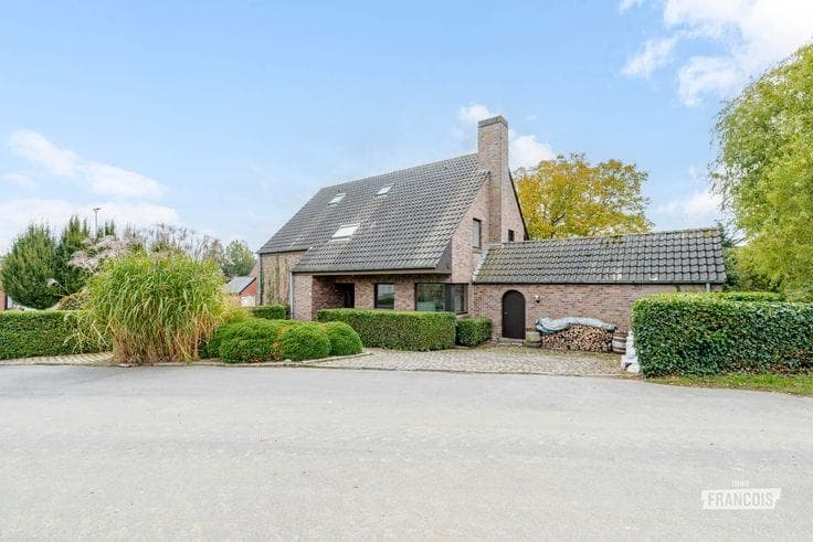 Elegant villa on a beautiful 1,210 m² southwest-facing plot…