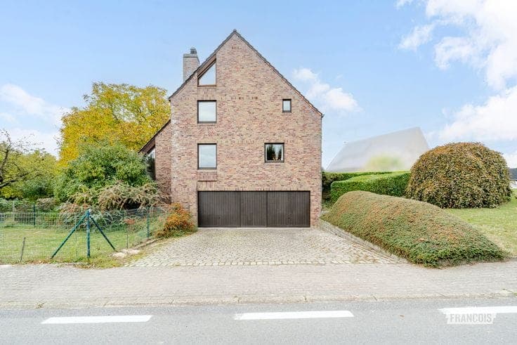Elegant villa on a beautiful 1,210 m² southwest-facing plot…