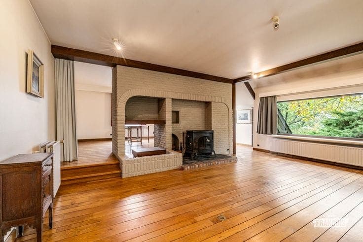 Elegant villa on a beautiful 1,210 m² southwest-facing plot…