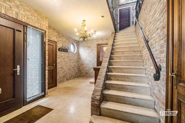 Elegant villa on a beautiful 1,210 m² southwest-facing plot…