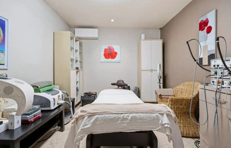 Versatile two-family house in the heart of Neerijse!