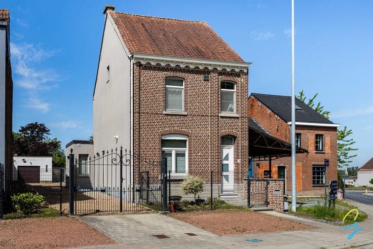 A ready-to-move-in with 4 bedrooms and 2 bathrooms