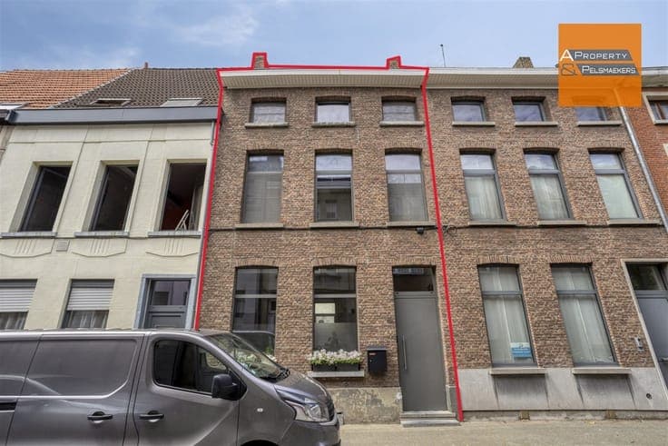 Characterful townhouse with city courtyard