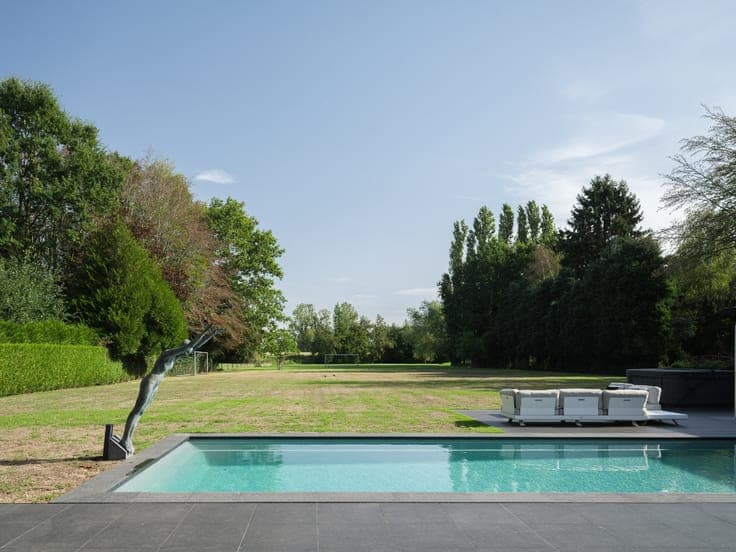 Imposante villa (BJ 2015) met onder meer een buitenzwemba...