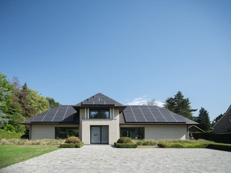 Imposante villa (BJ 2015) met onder meer een buitenzwemba...