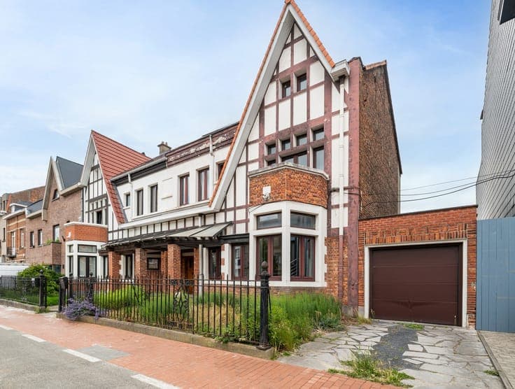 Renovated 5-bedroom Art Deco house with garden and garage