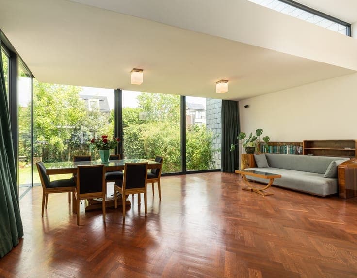 Renovated 5-bedroom Art Deco house with garden and garage