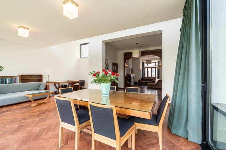 Renovated 5-bedroom Art Deco house with garden and garage