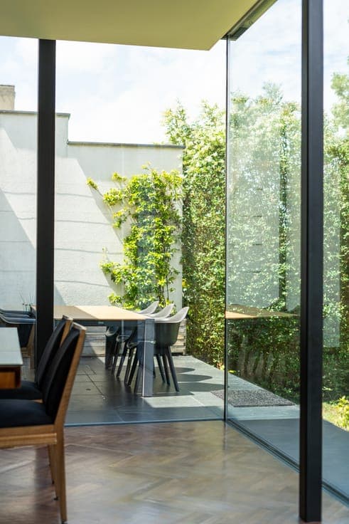 Renovated 5-bedroom Art Deco house with garden and garage