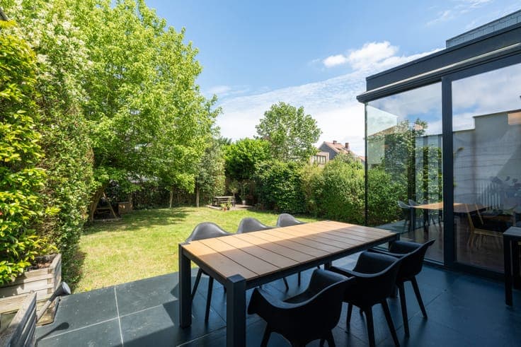 Renovated 5-bedroom Art Deco house with garden and garage