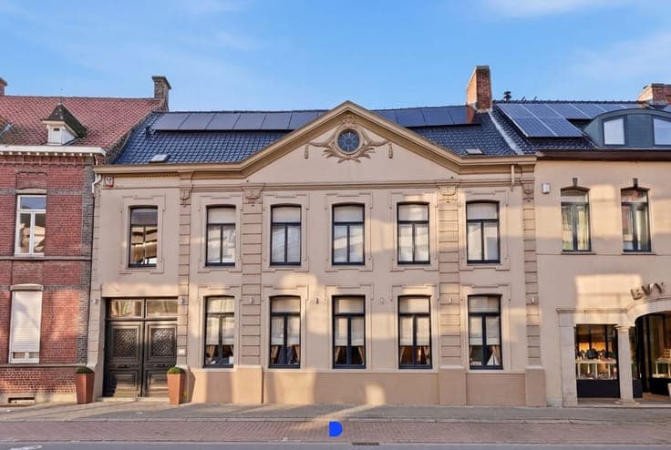 Statig herenhuis in het centrum van Ingelmunster