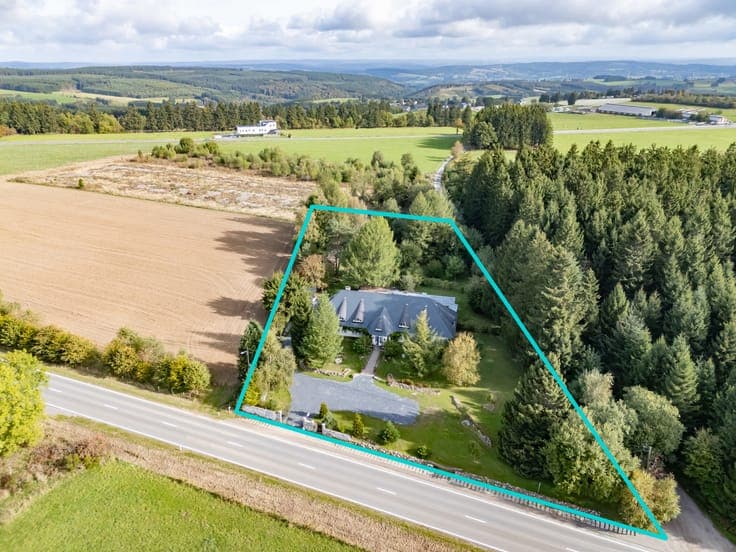 Large Ardennes-style villa with multiple possibilities