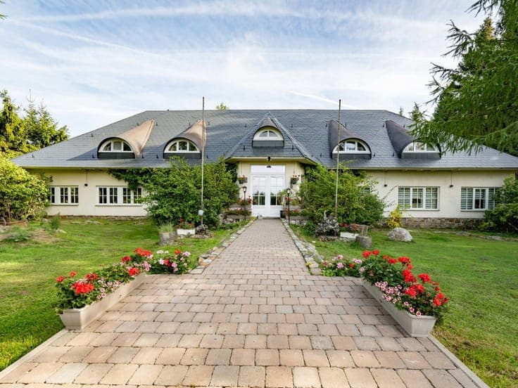Large Ardennes-style villa with multiple possibilities