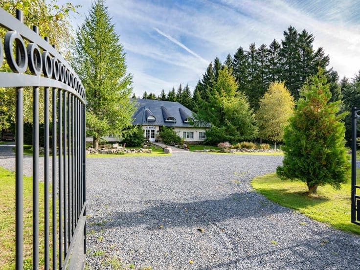 Large Ardennes-style villa with multiple possibilities