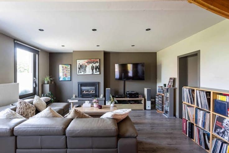 Ready-to-move-in home with terrace in a prime location!