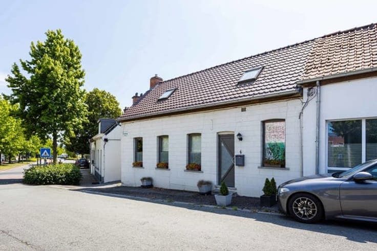 Ready-to-move-in home with terrace in a prime location!