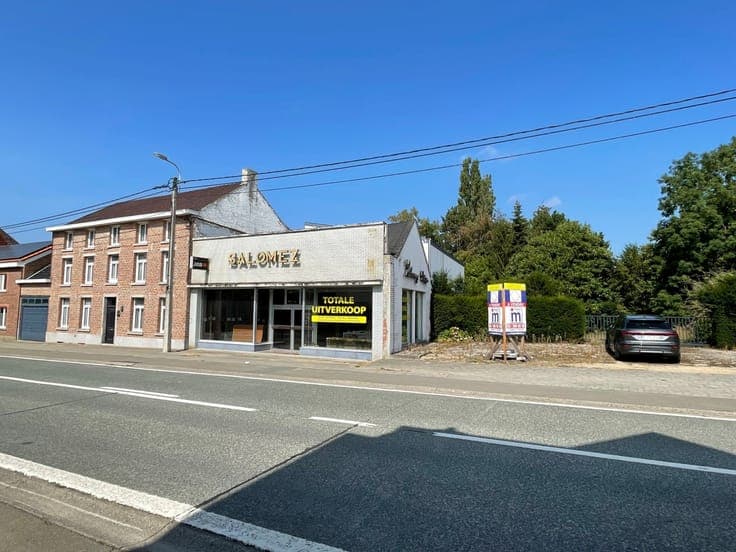 Spacious house with commercial premises on 93 acres