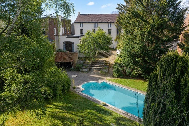 Spacious house with commercial premises on 93 acres