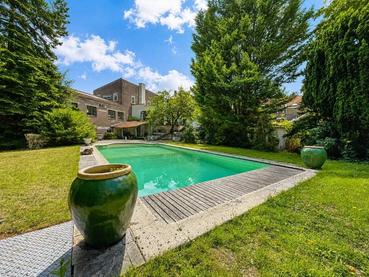Spacious house with commercial premises on 93 acres