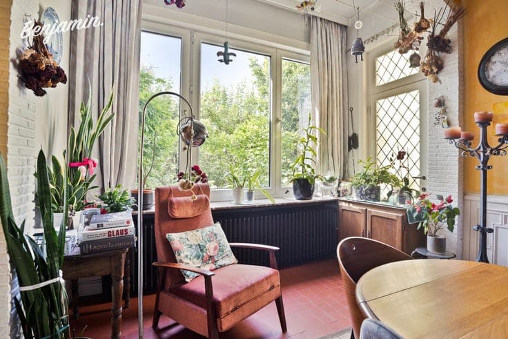 Characterful townhouse with 5 bedrooms, south-facing garden