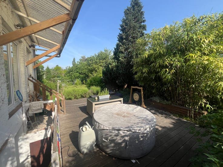 2 houses with garden