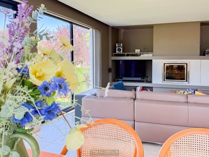 Te koop, Ruime villawoning met praktijkmogelijkheden op r...