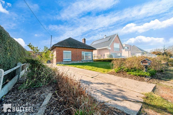 Te renoveren bungalow met 2 slaapkamers en weids zicht op...