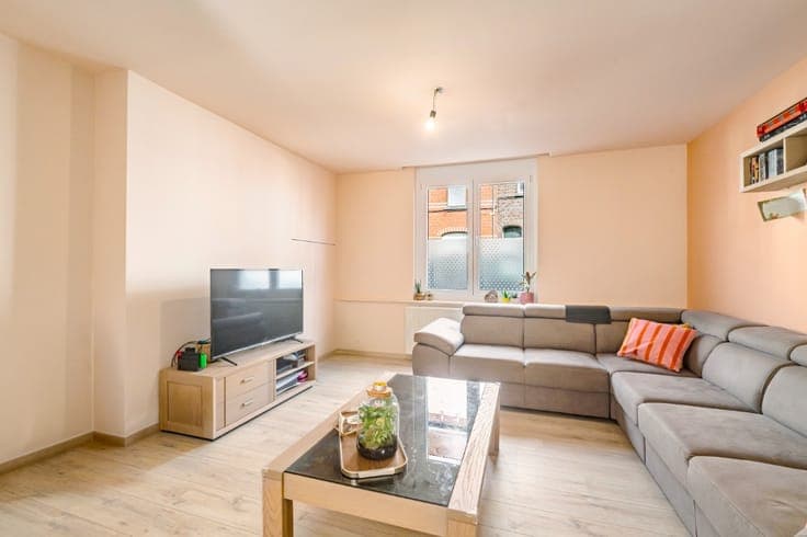 Spacious family home with 3 bedrooms, 2 bathrooms and garden