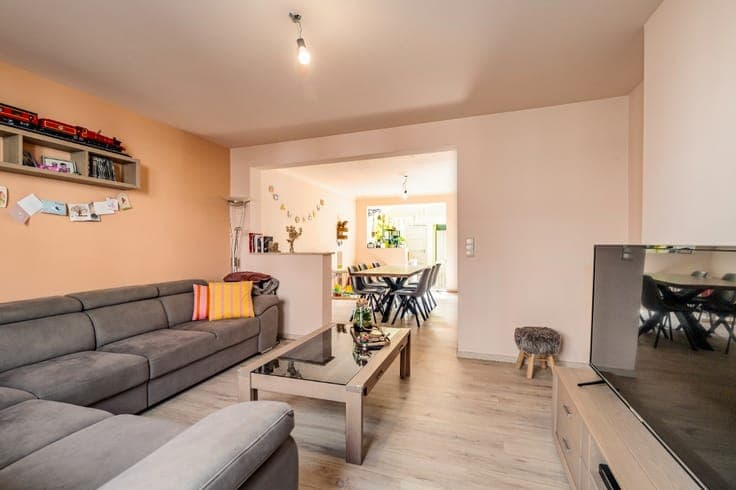 Spacious family home with 3 bedrooms, 2 bathrooms and garden
