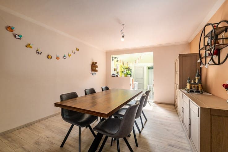 Spacious family home with 3 bedrooms, 2 bathrooms and garden