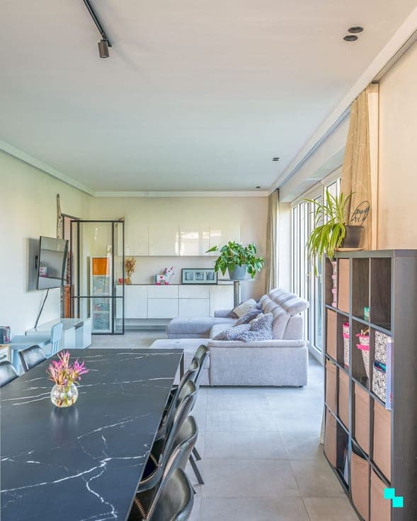 Instapklare woning met vijf kamers in het hart van Merelbeke