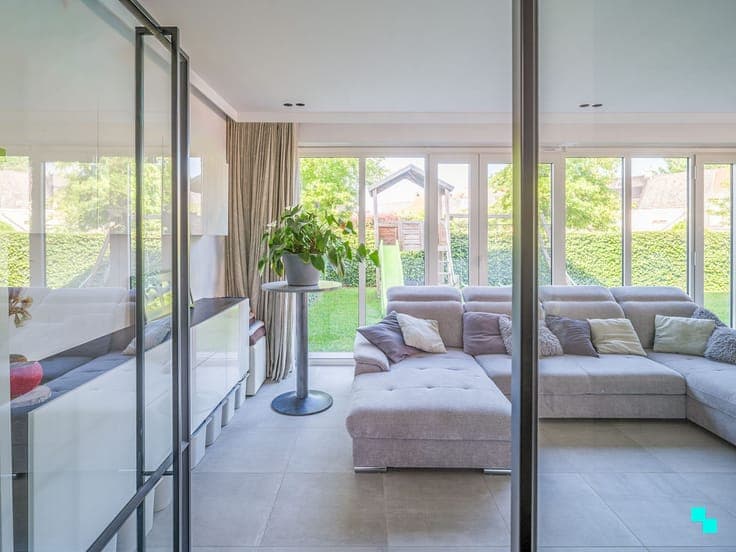 Instapklare woning met vijf kamers in het hart van Merelbeke