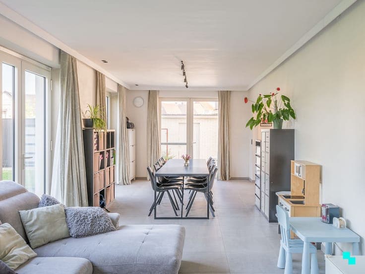 Instapklare woning met vijf kamers in het hart van Merelbeke