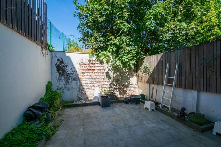 House with 4 bedrooms + garage, courtyard/garden