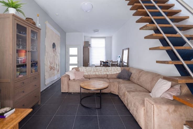 Move-in ready home with 3 spacious bedrooms in prime locatio