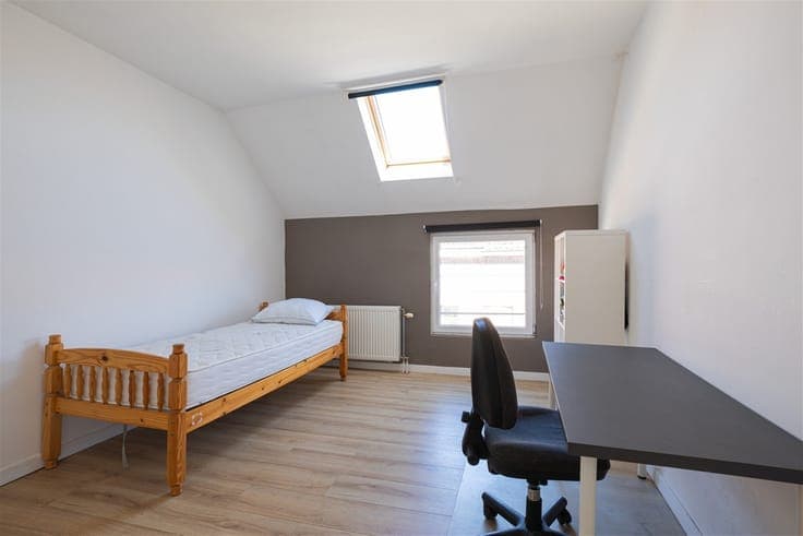 Move-in ready home with 3 spacious bedrooms in prime locatio