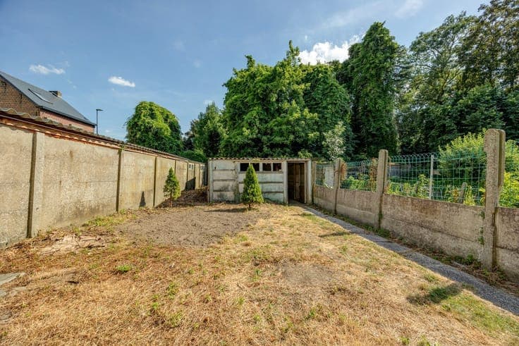 Op te frissen rijwoning met veel karakter (en garage)