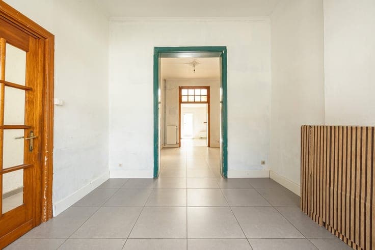 Op te frissen rijwoning met veel karakter (en garage)