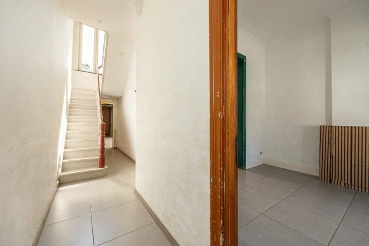 Op te frissen rijwoning met veel karakter (en garage)