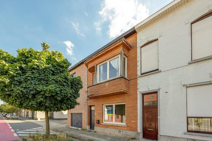 Op te frissen rijwoning met veel karakter (en garage)