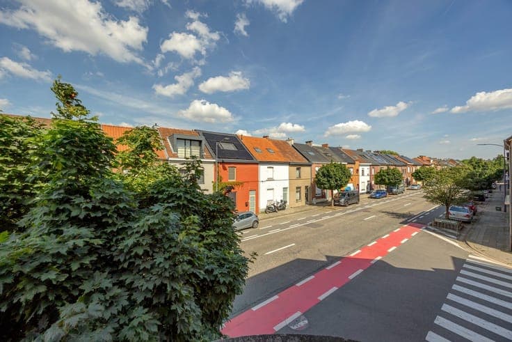 Op te frissen rijwoning met veel karakter (en garage)