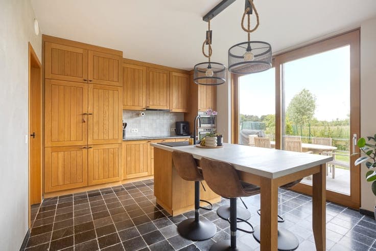 RESIDENTIEEL GELEGEN VILLA MET 4 SLPKS, 2 BADKS EN ZONNIG...