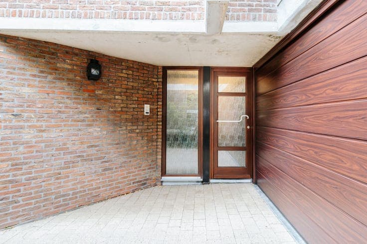 Architecturale Lejon-woning in autoluwe straat