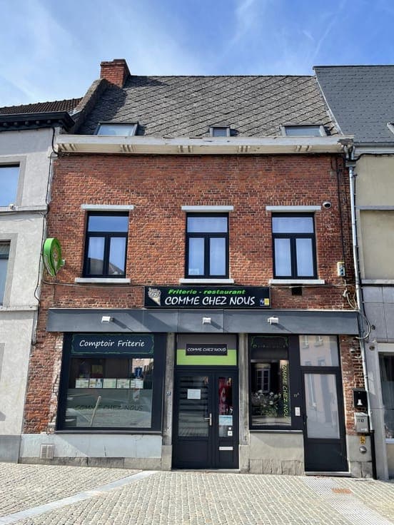 Income property with 3 units in perfect condition