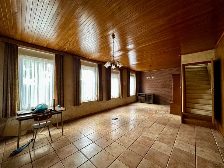 In the center of Virginal-Samme, large building of +/- 340m²