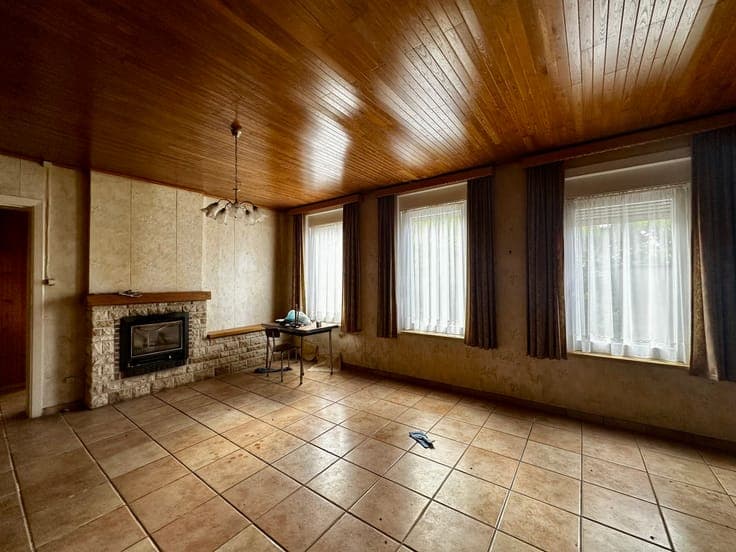In the center of Virginal-Samme, large building of +/- 340m²